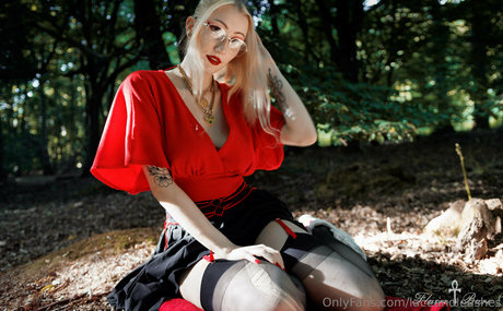 laceandleashes nudes star pic