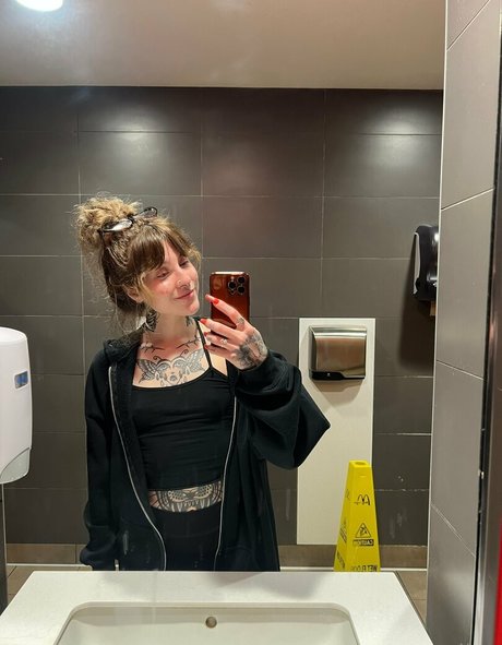 Awlivv star hot photo