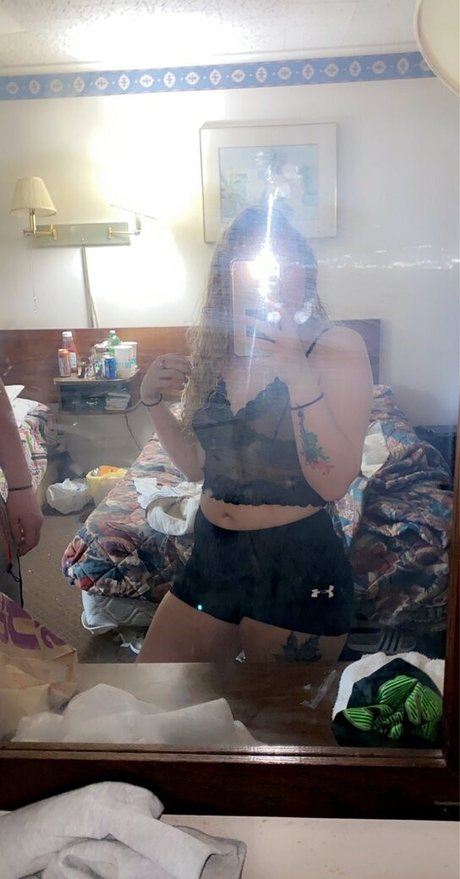 blondiebshortt nude model images