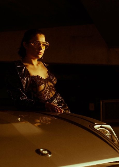 elonababyy erotic model pictures