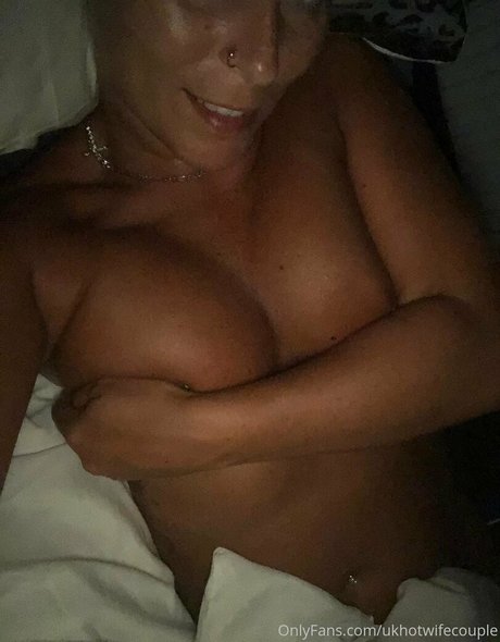 ukhotwifecouple Profile pic