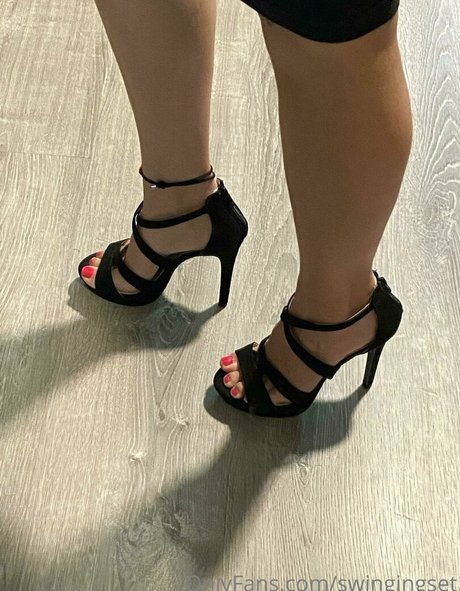 swingingset nude actress photo