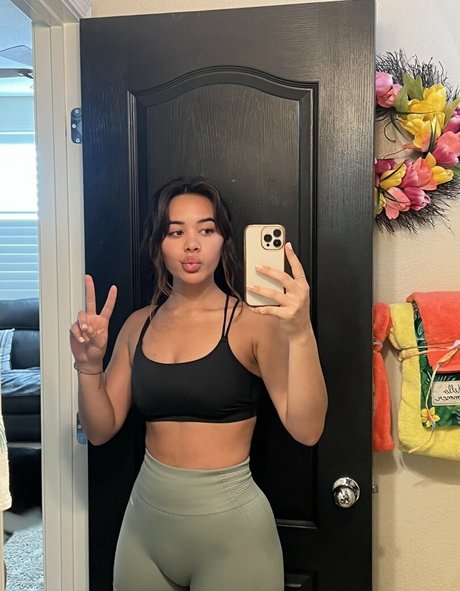 Chellchee naked model images