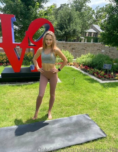 flowwithsky hot actress pic