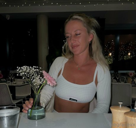 Nicole Grace hot star images