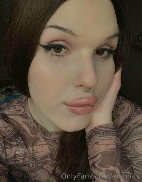 emmii ts naked model pic