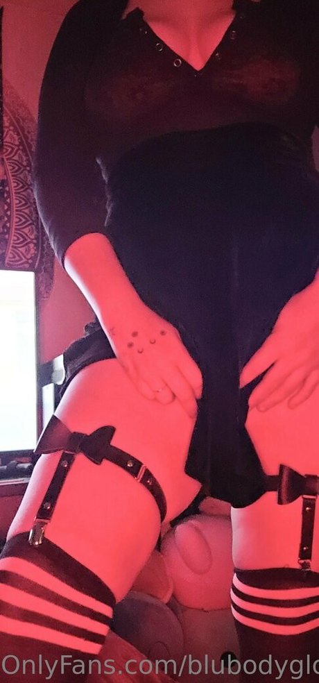 blubodygloss naked pornstar img