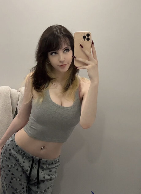 emiki28 exclusive pornstar image