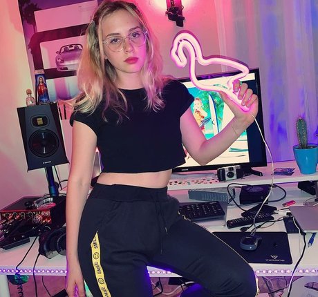 Mica Tenenbaum hot star photo