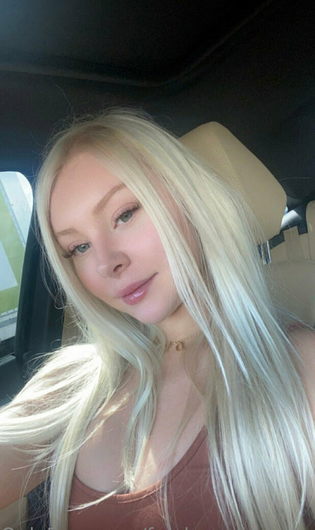 freshmanblondie18 sexy model photos