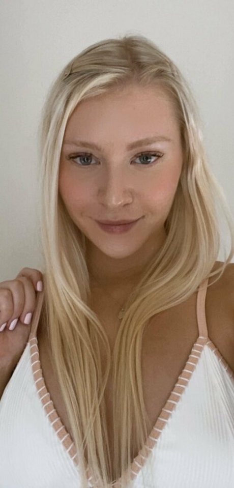 freshmanblondie18 pornstar erotic pic