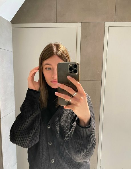 pollylittlecaprice model pornographic photos