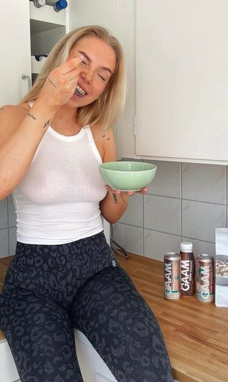 Erikalindgr3n model hd gallery