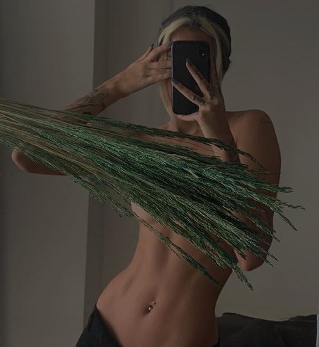 Pelinay Igit model photo