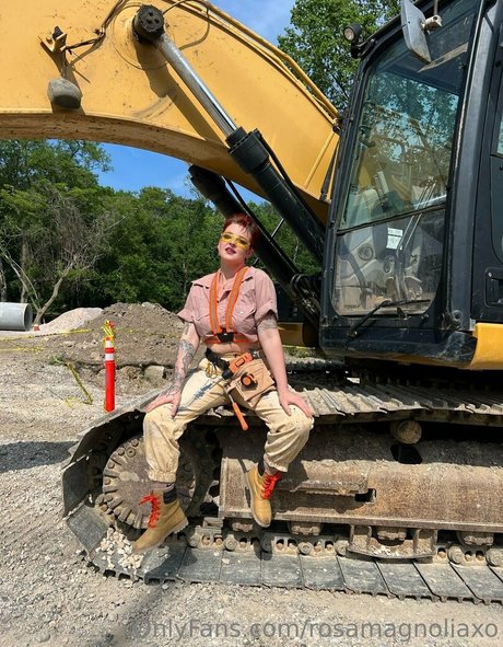 rosamagnoliaxo naked model galleries