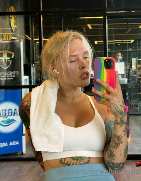 olimooooo exclusive model image