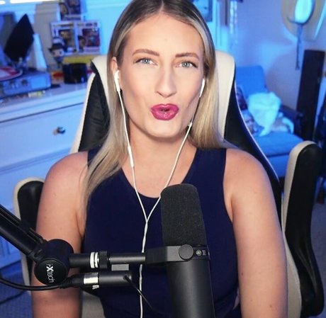 BasicWitGirl nude star photo