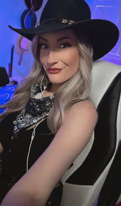 BasicWitGirl model erotic pictures