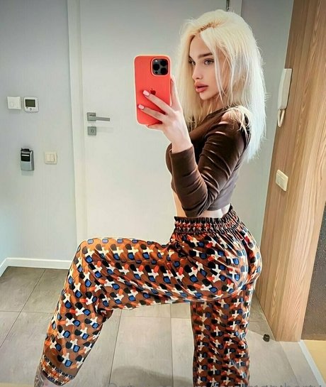 feralmaryberry model naked picture