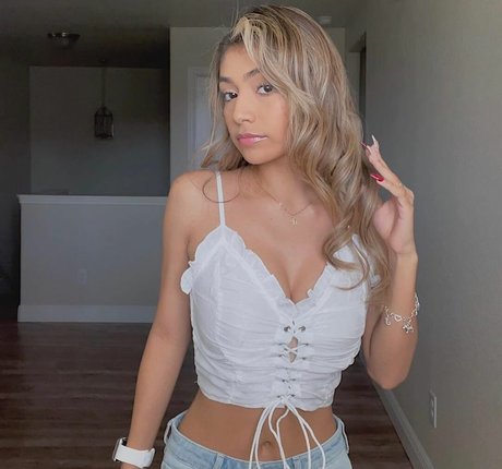 Justinee eeee star adult photo