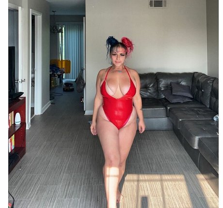 Harlee Queeni star top gallery