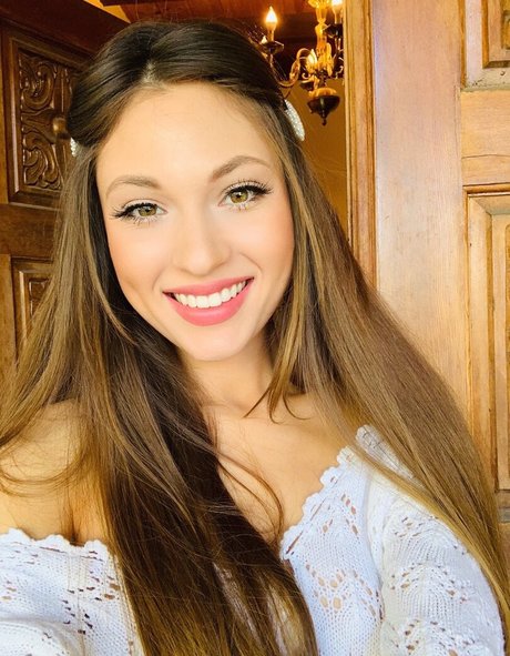 Annablossom nude model pictures