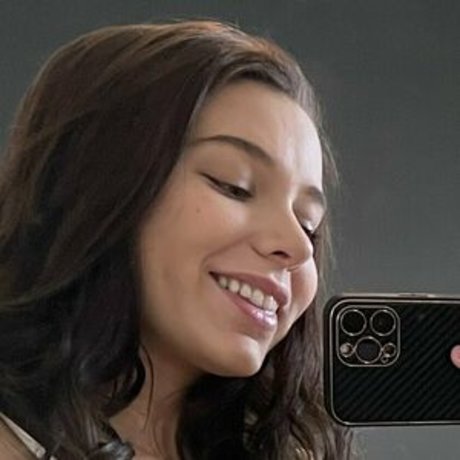 samanthaflairstore model art img