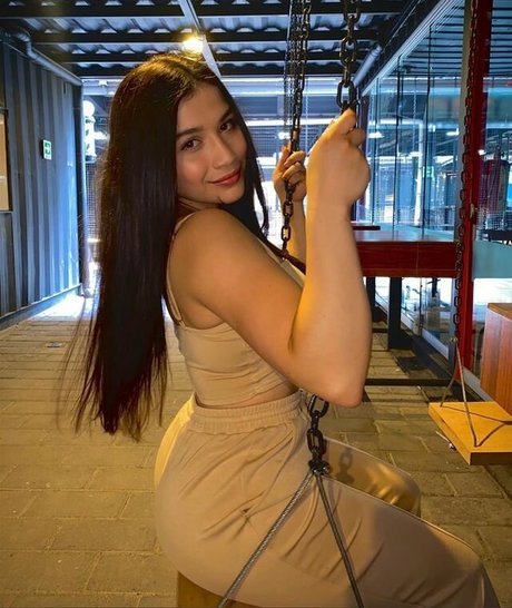 Righthookroxy hot actress image