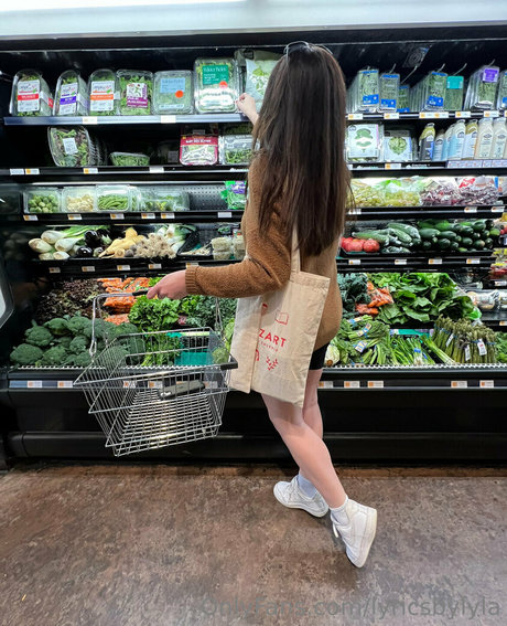 lyricsbylyla model free image