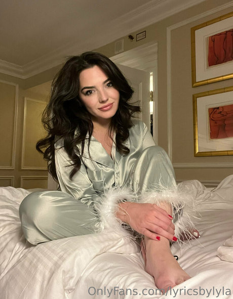 lyricsbylyla beautiful model picture