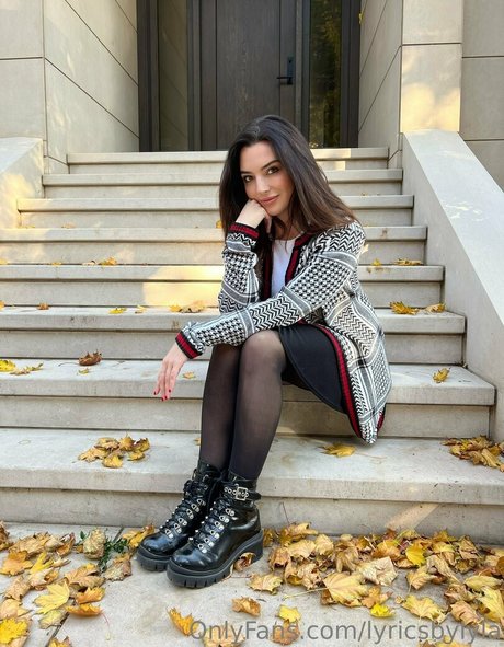 lyricsbylyla top star pics