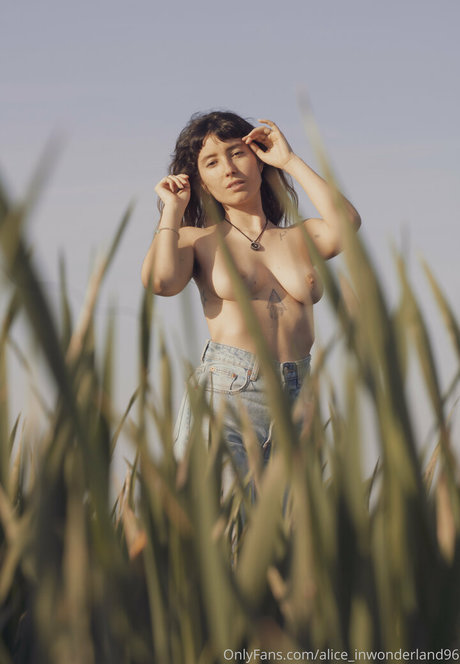 alice inwonderland96 sexy pornstar img