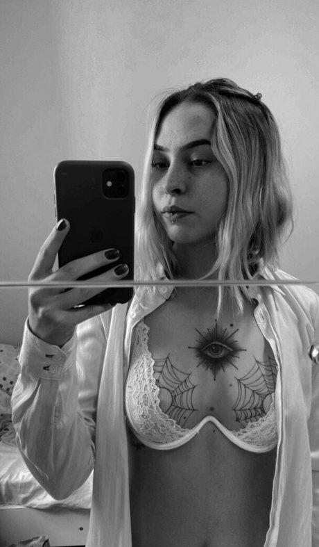 Aisha Tuchinscky naked actress picture