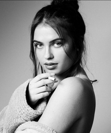 Meg Cummings hot star img