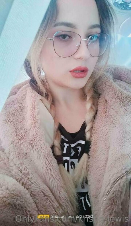 kristin lewis top star photo