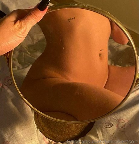 lalirobertson erotic model photo