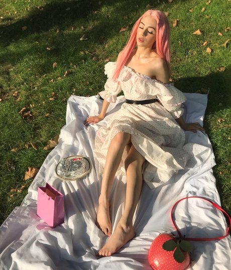 Mina Bell erotic pornstar image