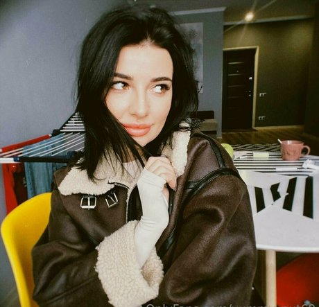 Yummy Nut pornographic actress gallery