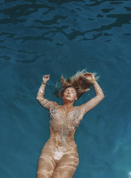 Loowky pornstar nude image