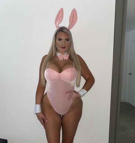 Victorialilyx art model pic