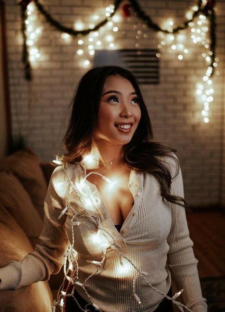 Lizzievx pornographic model photo