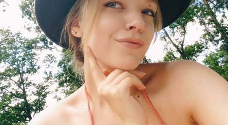 jovi fragole art model gallery