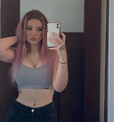 Itsssarapriv star nudes picture