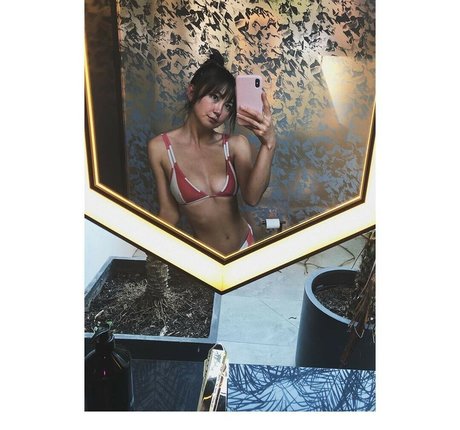 Kimiko Glenn star sexy photo