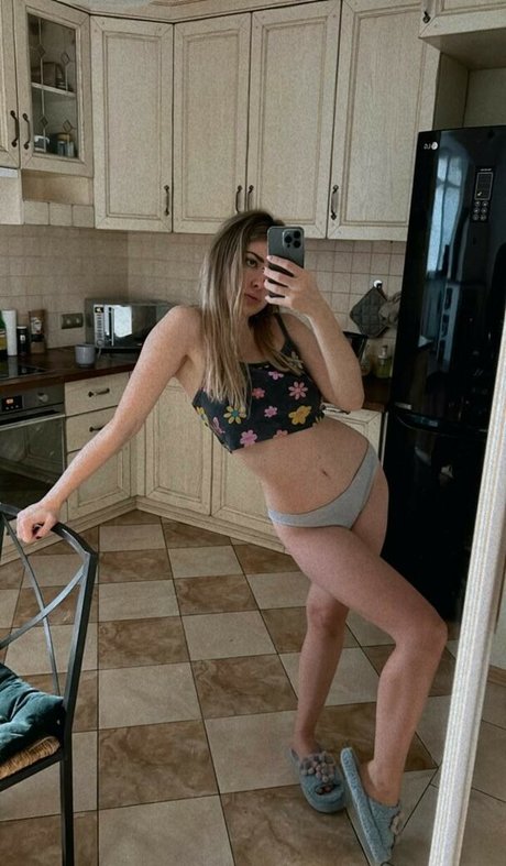 Ahrinyan star naked image