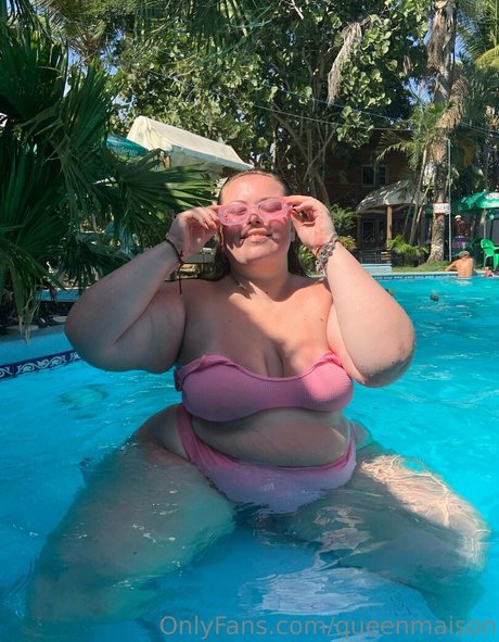 queenmaison sexy model img