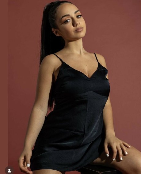 Leah Rodkin model pictures