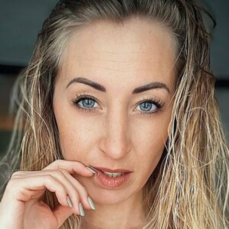 hey leonie model beautiful photos