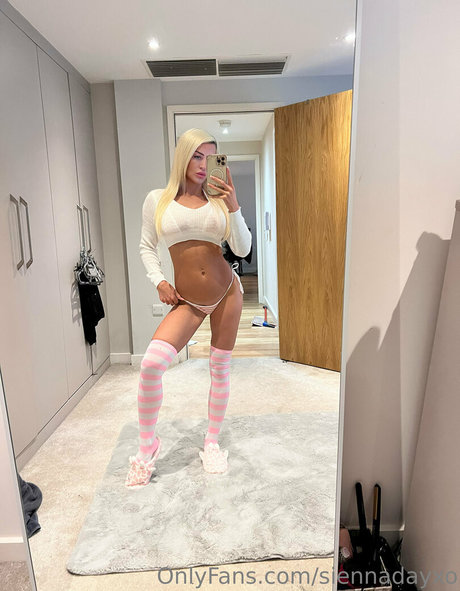 siennadayxo model naked archive