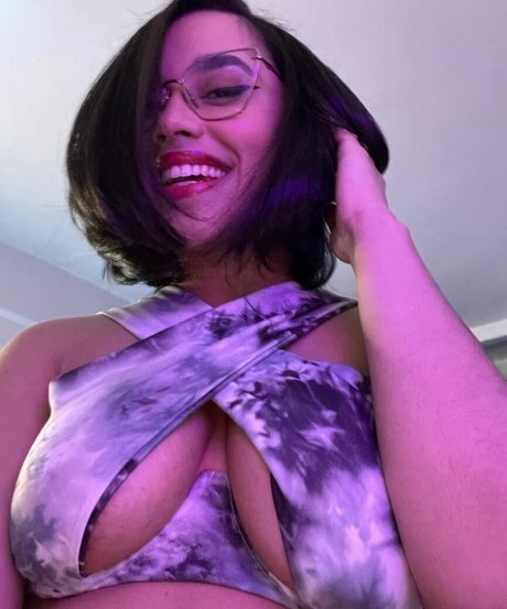 itsqueennovaa model exclusive image